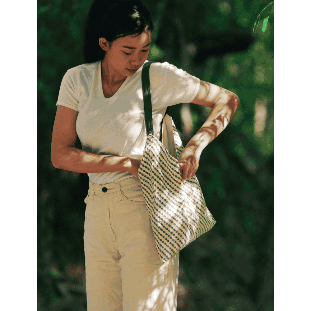 Kraith Linn Medium Should Sling Bag Model, opening Bag